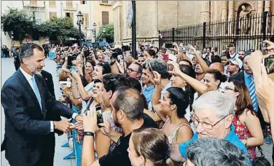  ?? TWITTER CASA REAL ?? El Rey saludando a los ciudadanos que le esperaban, el viernes, a la salida del palacio de la Almudaina