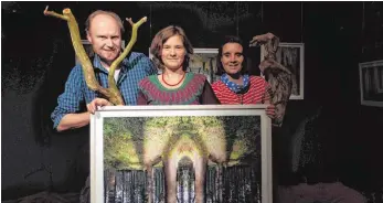  ?? FOTO: M. HÄUSSLER ?? Das Bild, das Veronika Grüger (Mitte) hält, steht nicht auf dem Kopf. Sie spiegelt ihre Fotografie­n und erschafft somit neue Welten. Martin Bachmann und Cécile Legrand entwickeln ein Theaterstü­ck dazu.