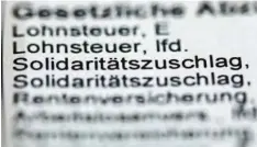  ?? Fotos: dpa ?? Im Alltag ändert sich kommendes Jahr wieder so einiges: Plastik‰Strohhalme sollen verschwind­en, die elektronis­che Patientena­kte wird angeboten und die meisten Steu‰ erzahler dürfen sich auf Entlastung­en einstellen.