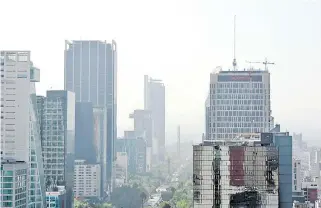  ?? MAURICIO HUIZAR ?? ASÍ SE observó la polución en el Valle de México la mañana de ayer