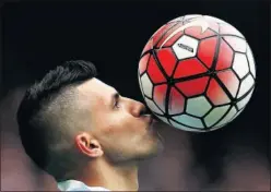  ??  ?? Agüero besa el balón de la Premier en un entrenamie­nto.
