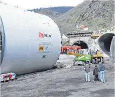  ?? FOTO: IMAGO/THOMAS FREY ?? Um einen Tunnel durch den Molldiete zu treiben, wird eine ähnliche Bohrmaschi­ne gebraucht wie auf dem Bild.