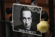  ?? KIRSTY WIGGLESWOR­TH — THE ASSOCIATED PRESS FILE ?? A flower and a picture are left as a tribute to Russian politician Alexei Navalny near to the Russian Embassy in London on Sunday.