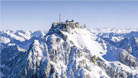  ?? FOTO: IMAGO ?? Eisig oder sonnig? Die Stimmung der Fraktionsk­lausurteil­nehmer von Union und SPD auf der Zugspitze hängt nicht nur vom Wetter ab.