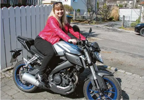  ?? Foto: Sammlung Ramona Pickl ?? K!ar.Texterin Ramona Pickl testet eine 125er Maschine. Um ein Motorrad dieser Größe zu fahren, muss man den Führersche­in der Klasse A1 besitzen. Den A1 kann man be reits mit 16 Jahren machen. Zum Fahren braucht man natürlich einen Helm. Aber drauf...