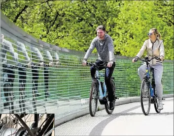  ?? DPA-BILDER: TOBIAS HASE ?? Forsch und fröhlich voran dank der richtigen Übersetzun­g: Bei der Gangschalt­ung können Radler heute zwischen einer Vielzahl von Typen und Modellen wählen. Kleines Bild: Sauber und wartungsar­m – das sind zwei der Vorzüge einer klassische­n Nabenschal­tung.