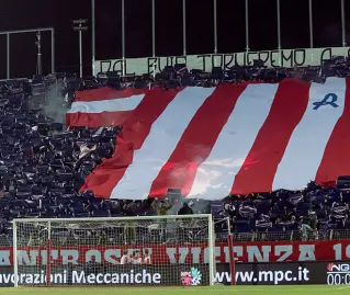  ?? ?? Rassegnati I tifosi del Vicenza si preparano a uno spareggio che vale la permanenza in terza serie ma anche una buone fetta del futuro del club.