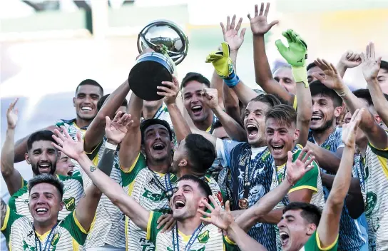  ?? STAFF IMAGES/ CONMEBOL ?? Jogadores do Defensa y Justicia comemoram o título inédito da Copa Sul-Americana. Time argentino, que eliminou o Bahia nas quartas de final, levantou a taça após vencer o Lanús