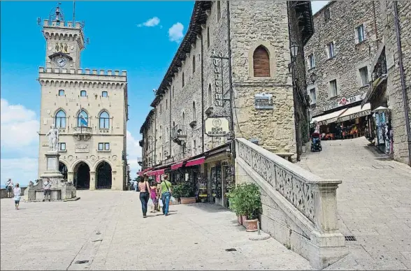  ?? EDUCATION IMAGES / GETTY ?? Una plaza de la República de San Marino, estado independie­nte ubicado en el Monte Titano, en el centro de Italia