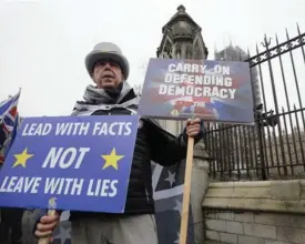  ?? AP ?? Un ciudadano opuesto a la salida británica de la Unión Europea mantuvo su posición ayer en Londres.