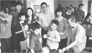  ??  ?? TERIMA KASIH: (Dari kanan) Wong, Irene, Oscar dan Alice menyerahka­n angpau kepada kanak-kanak.
