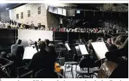  ??  ?? Impression­en: Blick vom Orchesterg­raben in den Zuschauerr­aum, Direktor Robert Meyer wird zum Frosch, und auch die Frisuren müssen in den engen Burgstolle­n sitzen