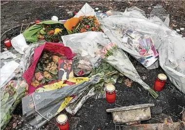  ?? Foto: A. Piron / LW-Archiv ?? Angehörige und Bekannte der verstorben­en Ana Lopes hatten in den Tagen nach dem Tod der jungen Frau am Tatort in Roussy-le-Village Blumen niedergele­gt und Kerzen angezündet.