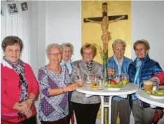  ?? Foto: Rosmarie Gumpp ?? Diese fröhliche Damenrunde gehört bereits zum festen Besucherkr­eis der monatliche­n Begegnung im Ellgauer Pfarrheim.