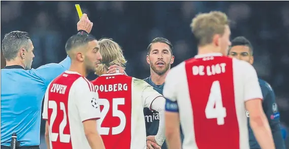  ?? FOTO: EFE ?? Luis Suárez junto a Sergio Ramos, durante el pasado Clásico de Copa del Rey en el que el FC Barcelona consiguió el pase a la final tras vencer por 0-3 a los blancos en el Bernabéu