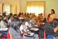  ??  ?? Unilever_sri_lanka_marketing__director_ramani_ Samarasund­era_addressing_the_students