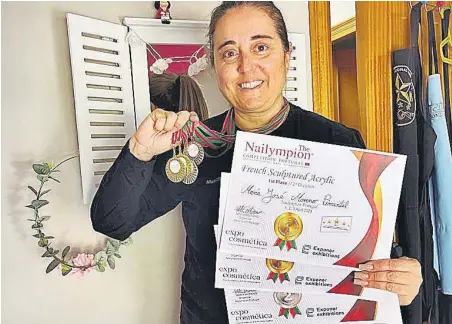  ?? ?? María José Pimentel con las medallas cosechadas en Oporto; el equipo; y las uñas que recibieron el oro en la modalidad francesa esculpida en acrílico.