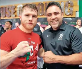  ??  ?? El ídolo mexicano, junto a su promotor Óscar de la Hoya.