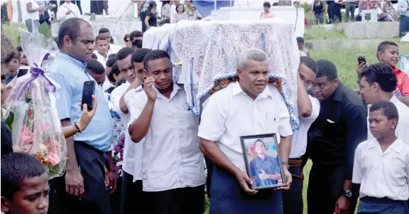  ?? Photo: Jone Luvenitoga ?? Pallbearer­s carry the casket of Russell Taloga to be buried alongside his father at the Vatuwaqa Cemetery in Suva yesterday.