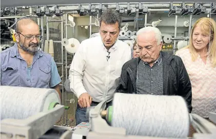  ?? FR ?? En Haedo. Visita de Massa y Stolbizer a una fábrica de hilados, en una escala de la “maratón” de ayer.