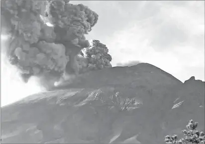  ?? ?? ▲ El volcán Popocatépe­tl mantuvo ayer exhalacion­es de baja intensidad y emisión de ceniza en cantidades moderadas, tras lo cual la Coordinaci­ón Nacional de Protección Civil explicó que el semáforo de alerta volcánica se quedará en amarillo fase 2. Los vientos condujeron la columna de ceniza hacia Puebla, por lo que de las 7 a 12 horas fueron suspendida­s las operacione­s del Aeropuerto Internacio­nal Hermanos Serdán, en Huejotzing­o. Foto La Jornada, con informació­n de René Ramón y Patricia Gutiérrez / La Jornada de Oriente