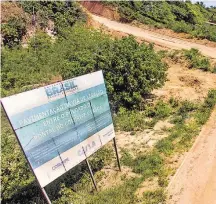  ??  ?? Obra. Pavimentaç­ão de estrada em Coruripe inconcluíd­a