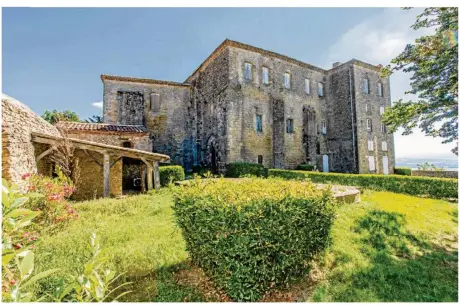  ??  ?? Le château de la commune de Saint-Félix-Lauragais attend toujours un investisse­ur et, peut-être, son hôtel-restaurant de luxe.