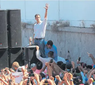  ?? EFE ?? Una vez puesto en libertad, Guaidó siguió para el acto político que tenía programado en Caraballed­a.