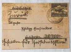  ??  ?? Dieser Feldpostbr­ief ging an den Absender zurück, weil der Adressat im Krieg gefallen ist.