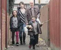  ?? MONGREL MEDIA ?? Ken Loach’s I, Daniel Blake takes aim at harsh economic realities in England while offering some bitterswee­t moments.