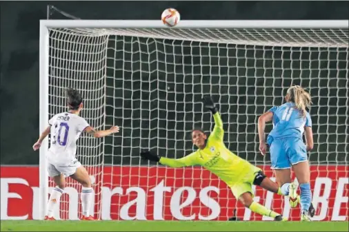  ??  ?? Esther, del Madrid, manda fuera el balón en su disparo de penalti ante el Manchester City.