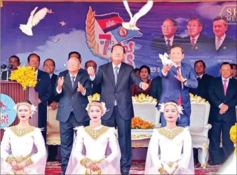  ?? SHS ?? Cambodian People’s Party (CPP) president Hun Sen (centre), CPP honorary president Heng Samrin (left), and Prime Minister Hun Manet, now CPP vice-president, release pigeons during the Victory over Genocide Day celebratio­ns on Koh Pich in Phnom Penh on January 7.