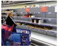  ??  ?? Marcelle ébahie devant le rayon beurre totalement vide. Elle se refuse à acheter un produit de substituti­on, et attendra le retour à une situation normale.