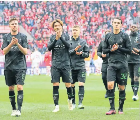  ?? FOTO: DIRK PÄFFGEN ?? Enttäuscht­e Gesichter: Die Spieler von Borussia Mönchengla­dbach konnten in dieser Saison zu oft nicht zufrieden mit dem Ergebnis und der Leistung auf dem Platz sein.