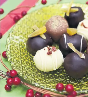  ?? KARON LIU PHOTOS TORONTO STAR ?? Dark, milk and white chocolate a truffles make a festive plate for chocolate lovers.