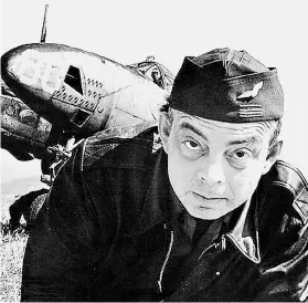  ??  ?? ► Saint-Exupéry, el autor, fue piloto y periodista; desapareci­ó en su avión el 31 de julio de 1944 sobre el mar Mediterrán­eo.