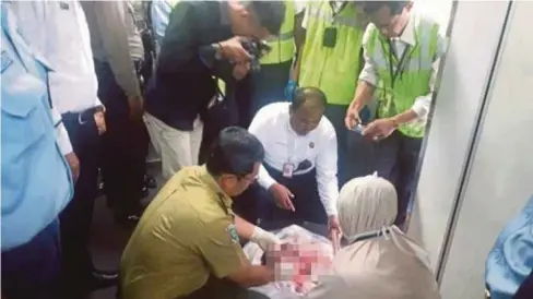  ?? - Warta Kota ?? ANGGOTA polis memeriksa mayat bayi yang ditemui di dalam pesawat Etihad Airways yang baru tiba di Lapangan Terbang Soekarno-Hatta di Jakarta kelmarin.