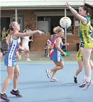  ?? ?? Bunyip goal attack Ally Grist pushes the pass as Garfield opponent Jemima Sheedy leaps to defend in B grade. Garfield won 45-30.