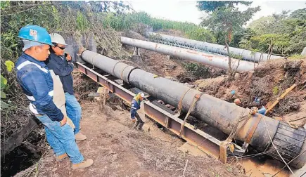  ??  ?? LA TUBERÍA QUE SE DAÑÓ A PRINCIPIOS DE MES DEJÓ SIN SERVICIO DE AGUA POTABLE A MÁS DE UN MILLÓN DE PERSONAS EN EL GRAN SAN SALVADOR.