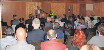  ?? FOTO: PRIVAT ?? Pater Alfred Tönnis hat zahlreiche Gäste zur Abschlussv­eranstaltu­ng der Gemeinscha­ftsunterku­nft in Oggelsbeur­en begrüßt.