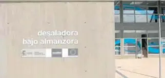  ??  ?? Desde 2012 la desaladora, envuelta en una maraña judicial, está sin reparar y por tanto sin usar.