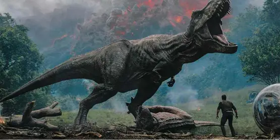  ??  ?? Chris Pratt encara um tiranossau­ro em cena de ‘Jurassic World: Reino Ameaçado’, quinto filme da série que chega aos cinemas só em junho de 2018