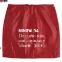  ??  ?? MINIFALDA
De cuero rojo, con costuras y ‘charm’ (65 €).