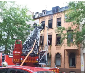  ?? FOTO: SAMLA ?? Zwei Menschen starben bei dem Brand an der Spinnereis­traße. Das Feuer war nachts um drei Uhr ausgebroch­en. Die Feuerwehr musste 30 Menschen evakuieren.