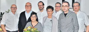  ?? SZ-FOTO: ELISABETH SOMMER ?? TSV-Vorsitzend­er Claus Dietz mit Vertretern der Allmending­er Führungsma­nnschaft und langjährig­en Mitglieder­n.