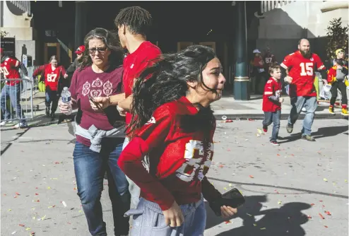  ?? ANDREW CABALLERO-REYNOLDS / AFP VIA GETTY IMAGES ?? People flee after shots are fired near the Super Bowl victory parade for the Chiefs in Kansas City, Mo., Wednesday.
Twenty-one people were wounded — including at least eight children — and a mother of two was killed.