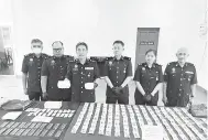  ?? ?? SATU KEJAYAAN: Alexson (tiga kiri) bersama pegawai-pegawai kanan BSJN IPD Miri semalam menunjukka­n rampasan dadah hasil daripada serbuan di Miri kelmarin.