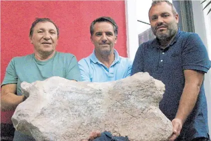  ??  ?? Gigante. José Luis Aguilar, Julio Simonini y Matías Swist, el equipo que encontró el fósil en San Pedro.