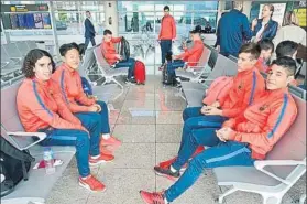  ?? FOTO: FCB ?? Los jugadores del Juvenil A del Barça, en el aeropuerto a la espera de viajar a Alemania