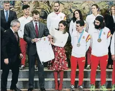  ??  ?? Los Reyes sostienen la camiseta firmada por los deportista­s